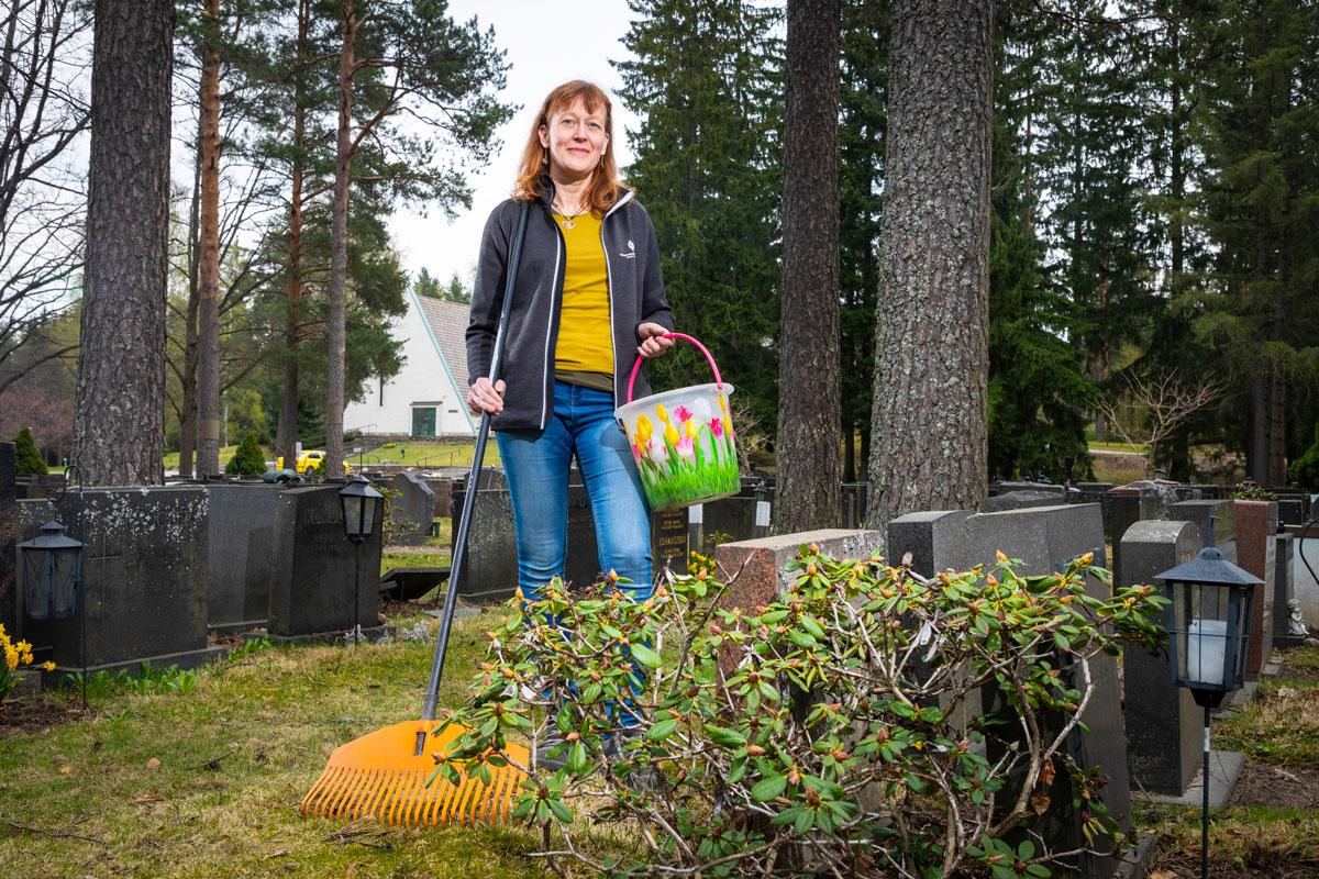 Aluepuutarhuri Heli Hyystinmäki osaa neuvoa, mikä kesäkukkalajike sopii haudalle.